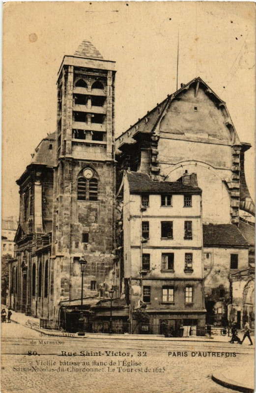 Carte postale ancienne Vieille bâtisse au flanc de l'Eglise Saint-Nicolas-du-Chardonnet à Paris 5e