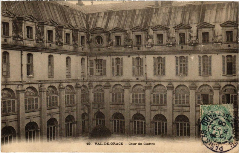 Carte postale ancienne Paris 5e Val-de-Grace. Cour du Cloitre à Paris 5e