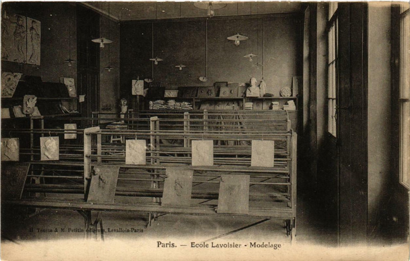 Carte postale ancienne Paris 5e Ecole Lavoisier. Modelage à Paris 5e