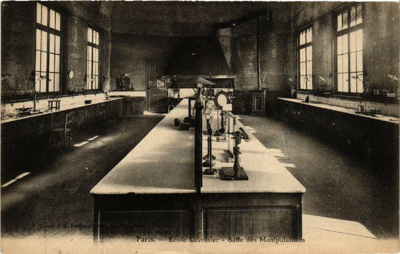 Carte postale ancienne Paris 5e Ecole Lavoisier. Salle des Manipulations à Paris 5e