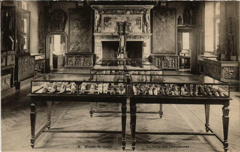 Carte postale ancienne Paris 5e Musée de Cluny. La Salle des Chaussures à Paris 5e