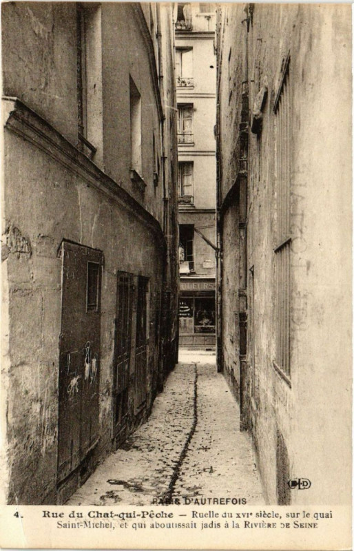 Carte postale ancienne Paris 5e Rue du Chat-qui-Peche. Ruelle à Paris 5e