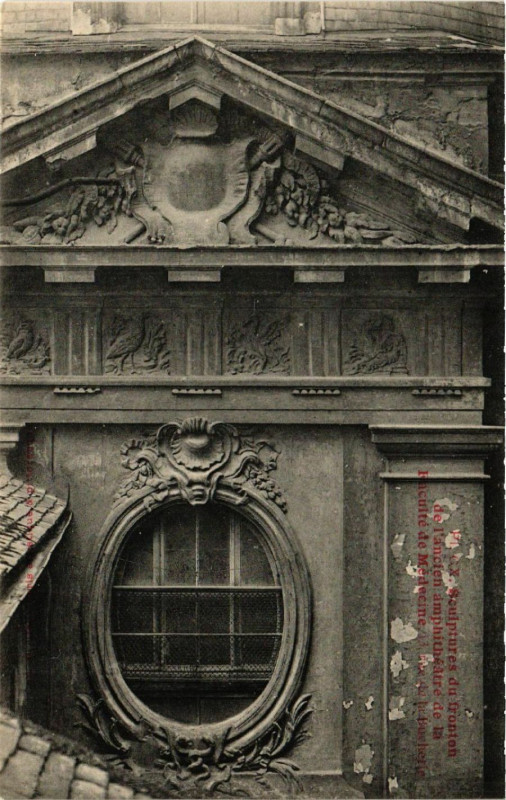 Carte postale ancienne Paris 5e 13 Rue de la Boucherie Sculptures du fronton à Paris 5e