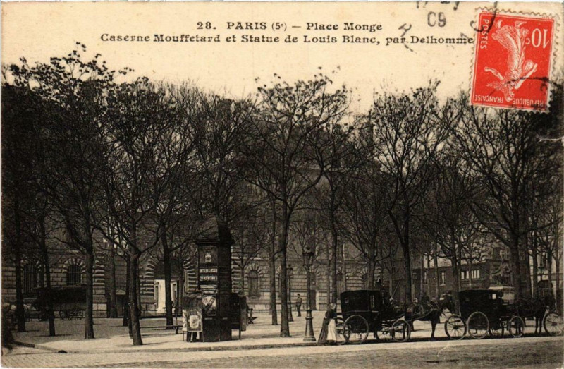 Carte postale ancienne Paris 5e Place Monge Caserne Mouffetard et Statue de Louis Blanc à Paris 5e