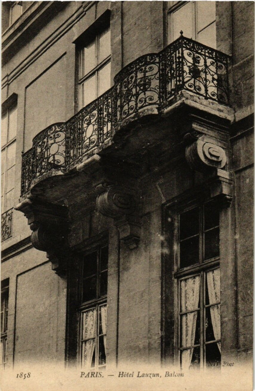 Carte postale ancienne Paris 4e Hotel Lauzun. Balcon à Paris 4e