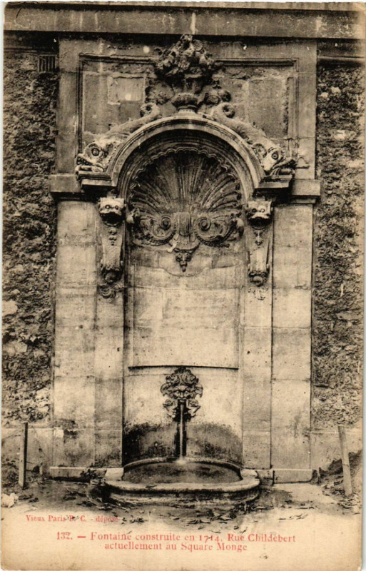Carte postale ancienne Paris 5e Rue Childebert. Fontaine à Paris 5e