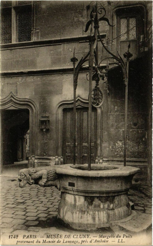 Carte postale ancienne Paris 5e Musée de Cluny. Margelle du Puits à Paris 5e