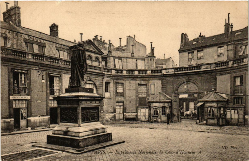 Carte postale ancienne Imprimerie Nationale - la cour d'honneur à Paris 3e
