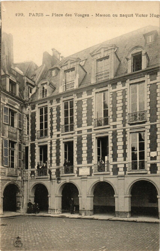 Carte postale ancienne Paris 4e Place des Vosges. Maison ou naquit Victr Hugo à Paris 4e