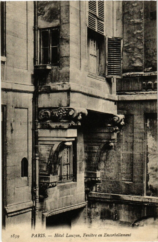 Carte postale ancienne Paris 4e Hotel Lauzun. Fenetre en Encorbellement à Paris 4e