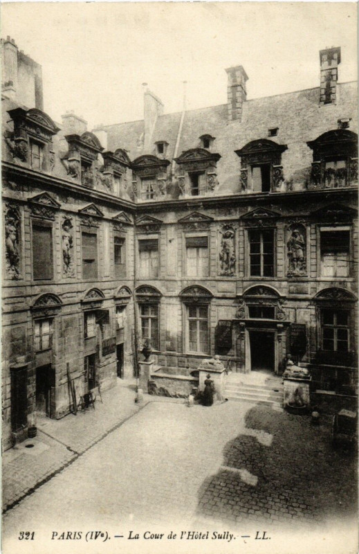 Carte postale ancienne Paris 4e La Cour de l'Hotel Sully à Paris 4e