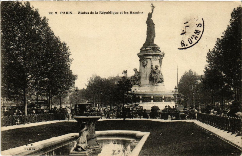 Carte postale ancienne Paris 3e Statue de la République. et les Bassins à Paris 3e