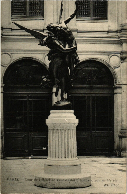 Carte postale ancienne Paris 4e Cour de l'Hotel de Ville. Gloria Victis à Paris 4e