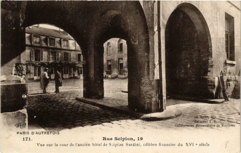Carte postale ancienne Paris 5e 19 Rue Scipion. Cour de l'Hotel de Scipion Sardini à Paris 5e
