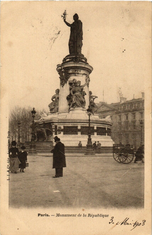 Carte postale ancienne Paris 3e Monument de la République à Paris 3e
