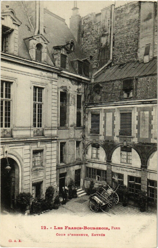 Carte postale ancienne Paris 4e Les Francs-Bourgeois. Cour d'Honneur entrée à Paris 4e
