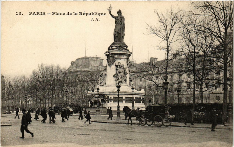Carte postale ancienne Paris 3e Place de la République à Paris 3e