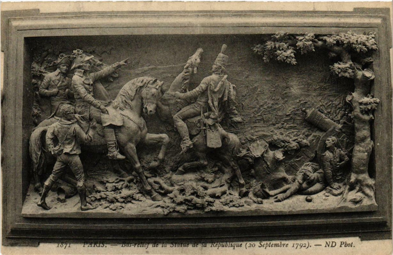 Carte postale ancienne Paris 3e Bas-Relief de la Statue de la république à Paris 3e