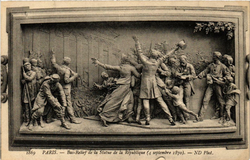 Carte postale ancienne Paris 3e Bas-Relief de la Statue de la république à Paris 3e