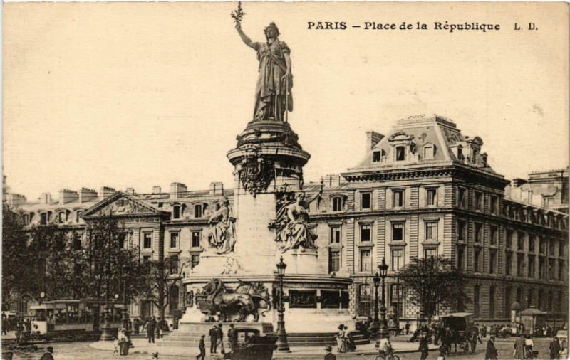 Carte postale ancienne Paris 3e Place de la République à Paris 3e