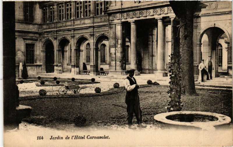 Carte postale ancienne Paris 3e Jardin de l'Hotel Carnavalet à Paris 3e