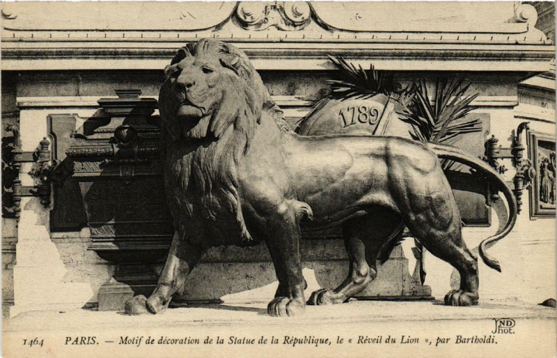 Carte postale ancienne Paris 3e Motif de décoration de la Statue de la république à Paris 3e