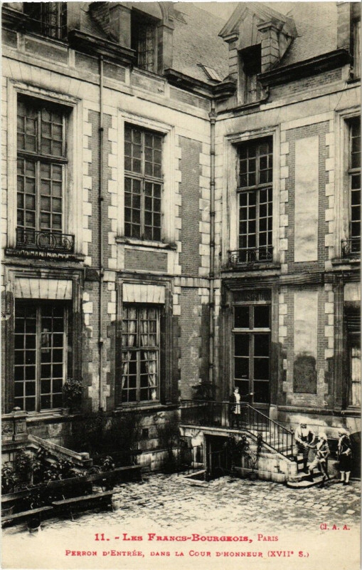 Carte postale ancienne Paris 4e Les Francs-Bourgeois. Perron d'Entrée à Paris 4e
