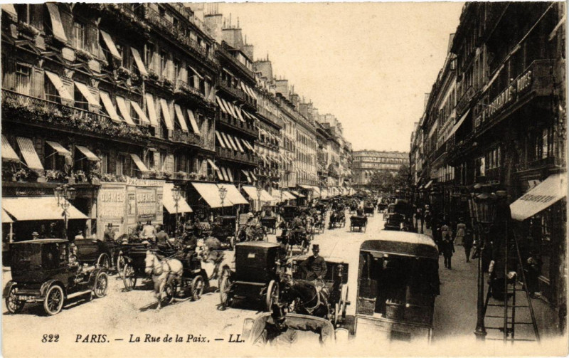 Carte postale ancienne Paris 2e La Rue de la Paix à Paris 2e