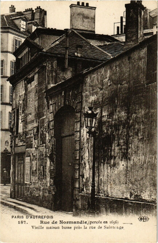Carte postale ancienne Paris 3e Rue de Normandie. vieille Maison basse à Paris 3e