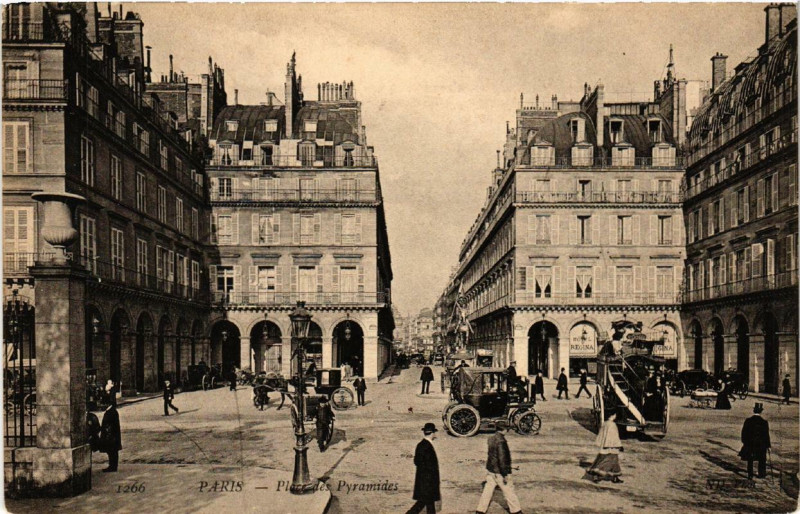 Carte postale ancienne Paris 1e Place des Pyramides