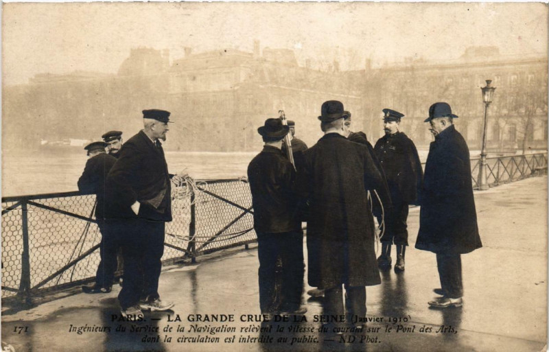 Carte postale ancienne Paris 1e Ingenieurs du Servce de la Navigation
