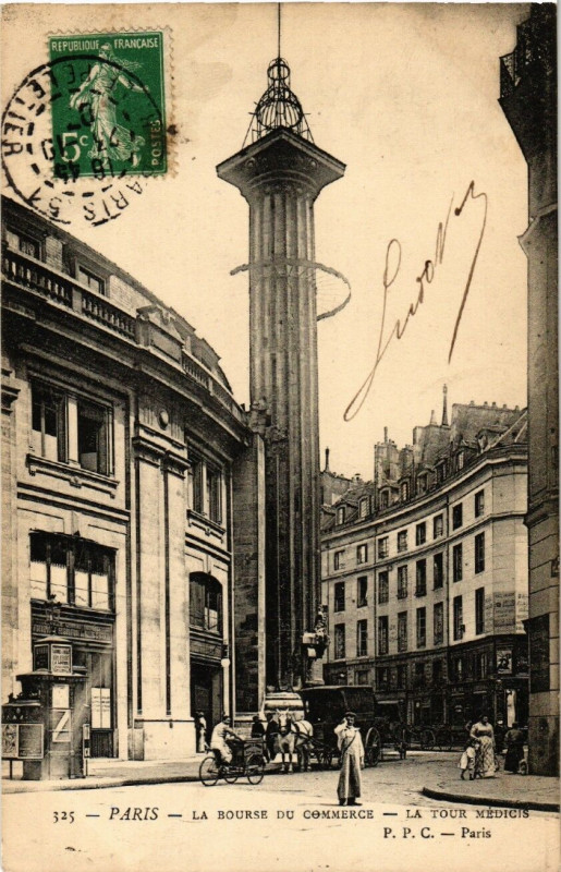 Carte postale ancienne Paris 1e La Bourse du Commerce. La Tour Medicis