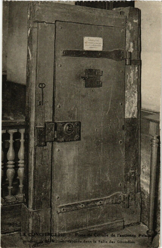Carte postale ancienne Paris 1e La Conciergerie. Porte de Cellule de l'Ancienne Prison