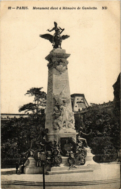 Carte postale ancienne Paris 1e Monument eleve a Memoire de Gambetta