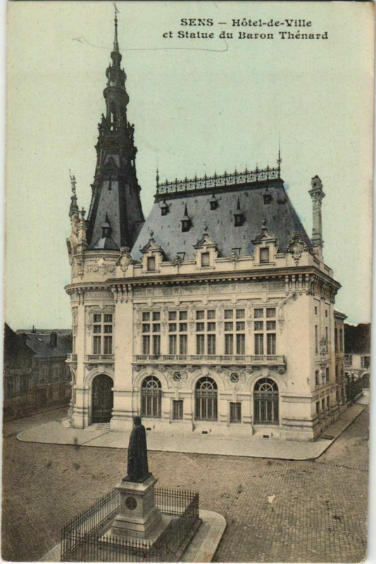 Carte postale ancienne Sens Hotel de Ville et Statue du Baron Thenard France à Sens