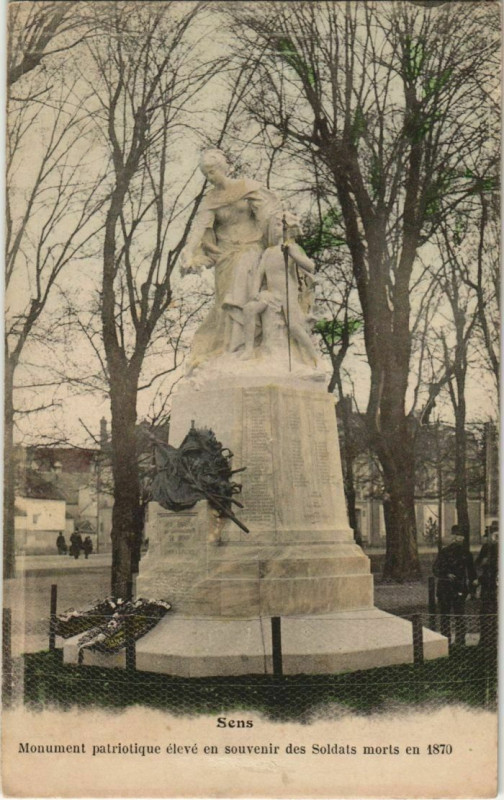 Carte postale ancienne Sens Monument patriotique France à Sens