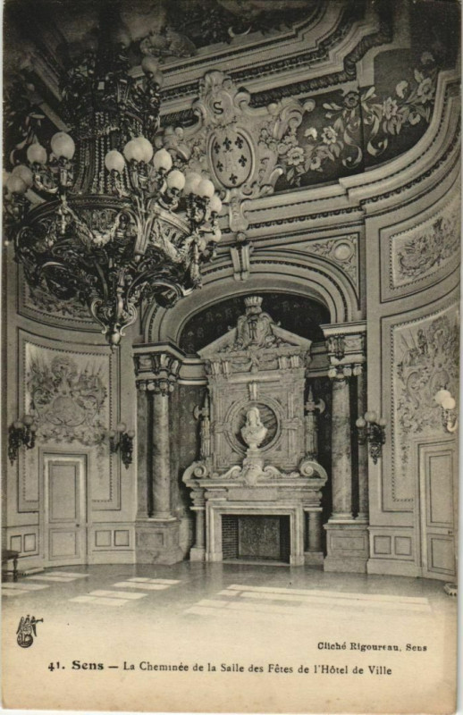 Carte postale ancienne Sens La Cheminee de la Salle des Fetes France à Sens