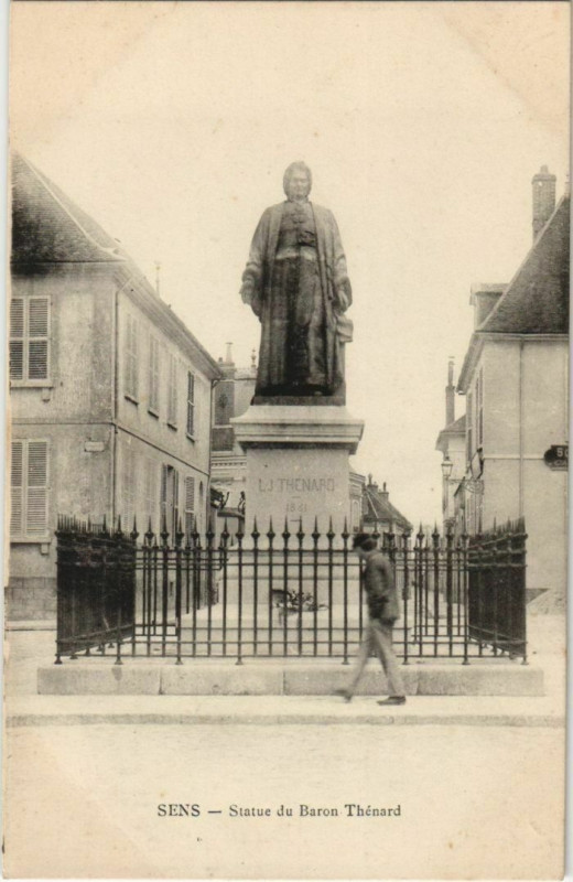 Carte postale ancienne Sens Statue du Baron Thenard France à Sens