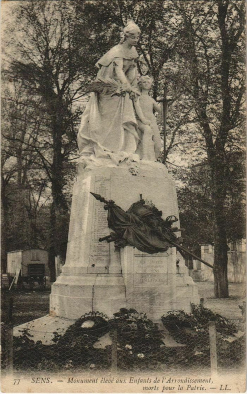 Carte postale ancienne Sens Monument eleve aux Enfants France à Sens