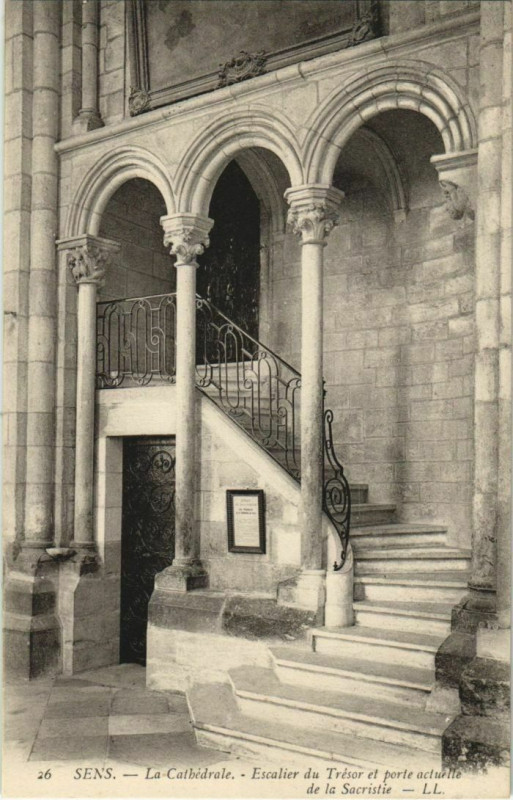 Carte postale ancienne Sens Escalier du Tresor, La Cathedrale France à Sens