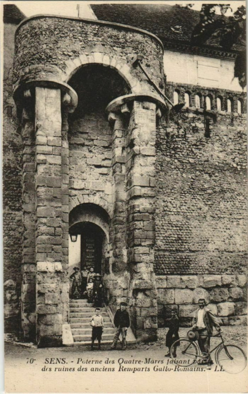 Carte postale ancienne Sens Poterne des Quatre Mares France à Sens