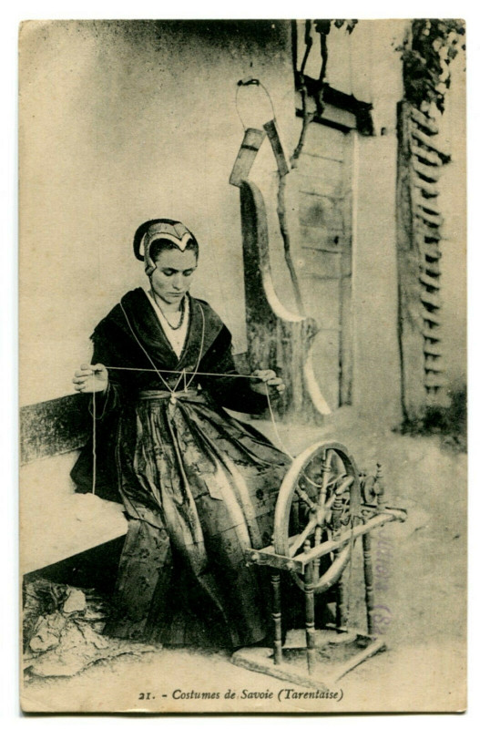 Carte postale ancienne Savoie Tarentaise Folklore Costumes Rouet