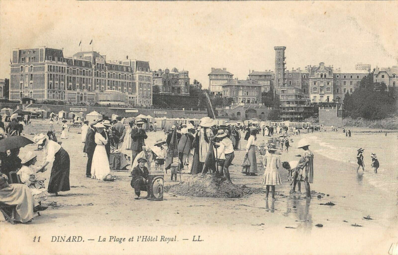 Carte postale ancienne Dinard La Plage Et Hotel Royal à Dinard
