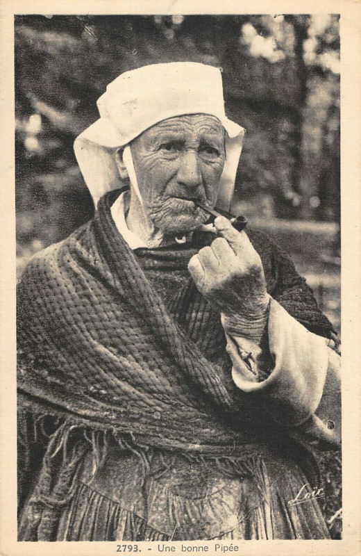Carte postale ancienne Bretagne Une Bonne Pipee