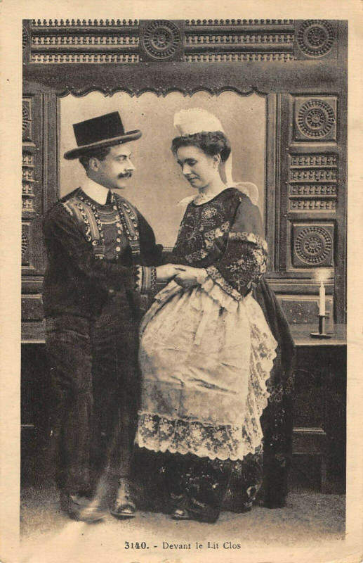 Carte postale ancienne Bretagne Devant Le Lit Clos