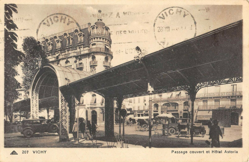 Carte postale ancienne Vichy Passage Couvert Et Hotel Astoria à Vichy