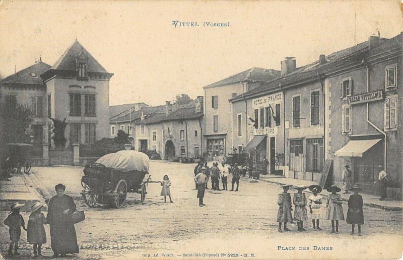 Carte postale ancienne Vittel Place Des Dames à Vittel