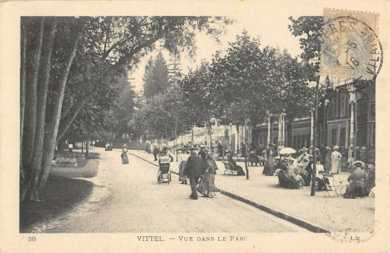 Carte postale ancienne Vittel Vue Dans Le Parc à Vittel