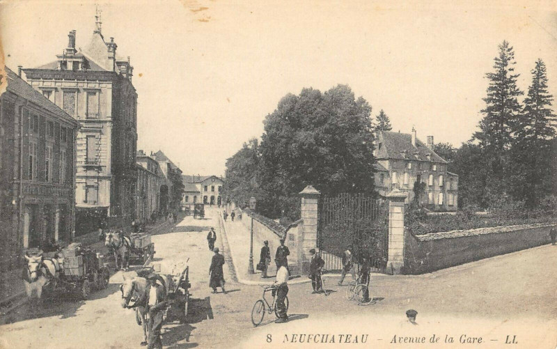 Carte postale ancienne Neufchateau Avenue De La Gare