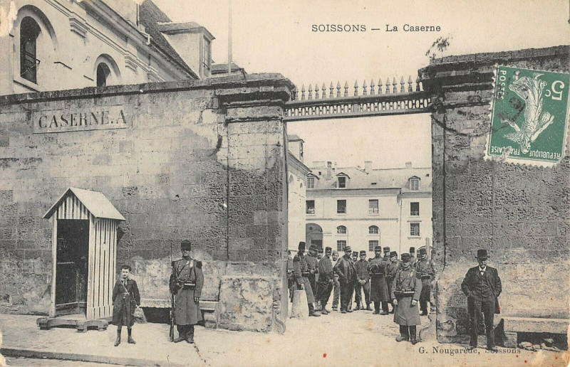 Carte postale ancienne Soissons La Caserne à Soissons